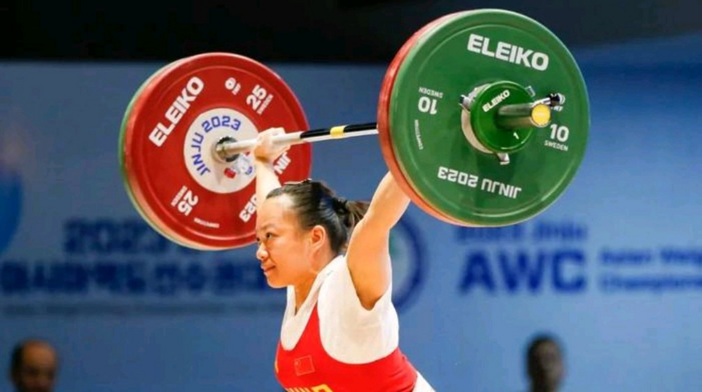 蒋惠花以总成绩207公斤包揽"抓挺总"的三金.