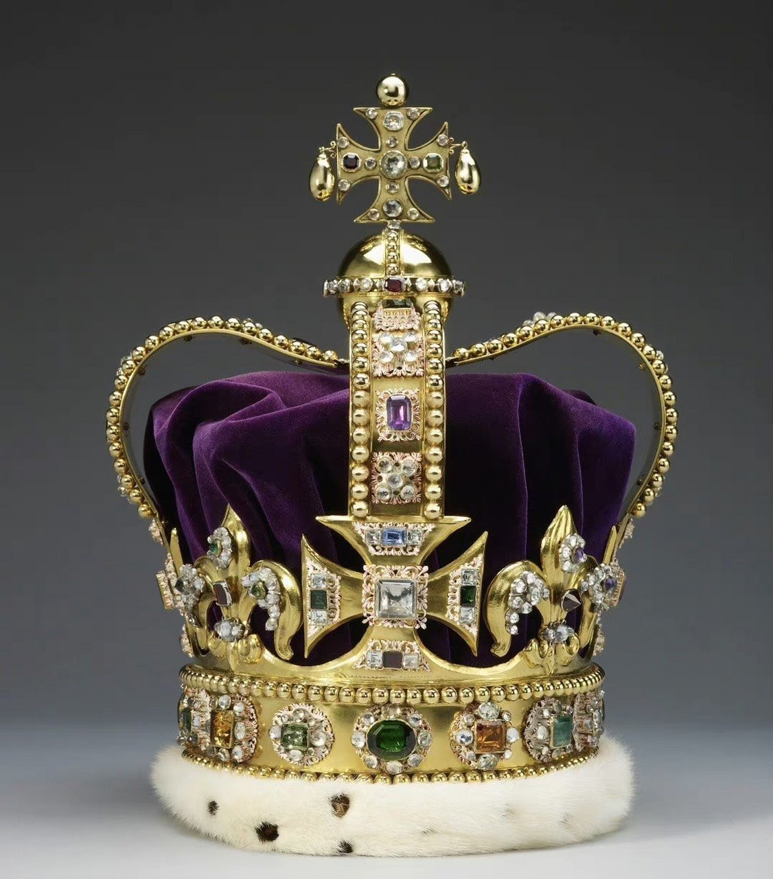 圣爱德华王冠,英国皇室加冕时使用,从温莎时代延用至今
