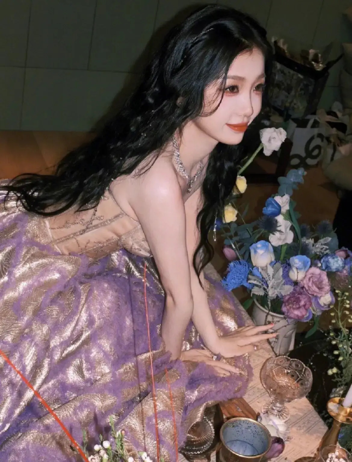 虞书欣跨年晚会造型,鎏金紫公主裙好美