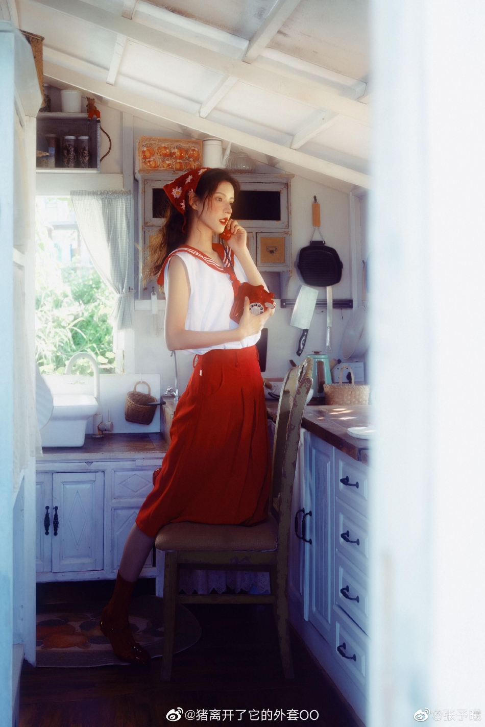 组图：张予曦秋日农场写真大片曝光浓郁雀斑妆变油画美人