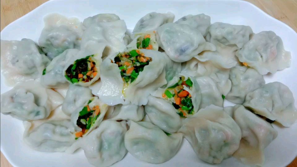 用绿豆芽包的饺子大家吃过吗?皮薄馅大,比肉饺子都好吃