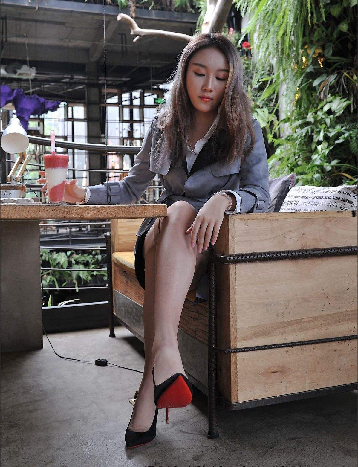 性感超薄灰色丝袜西装美女高跟美腿诱惑写真图片