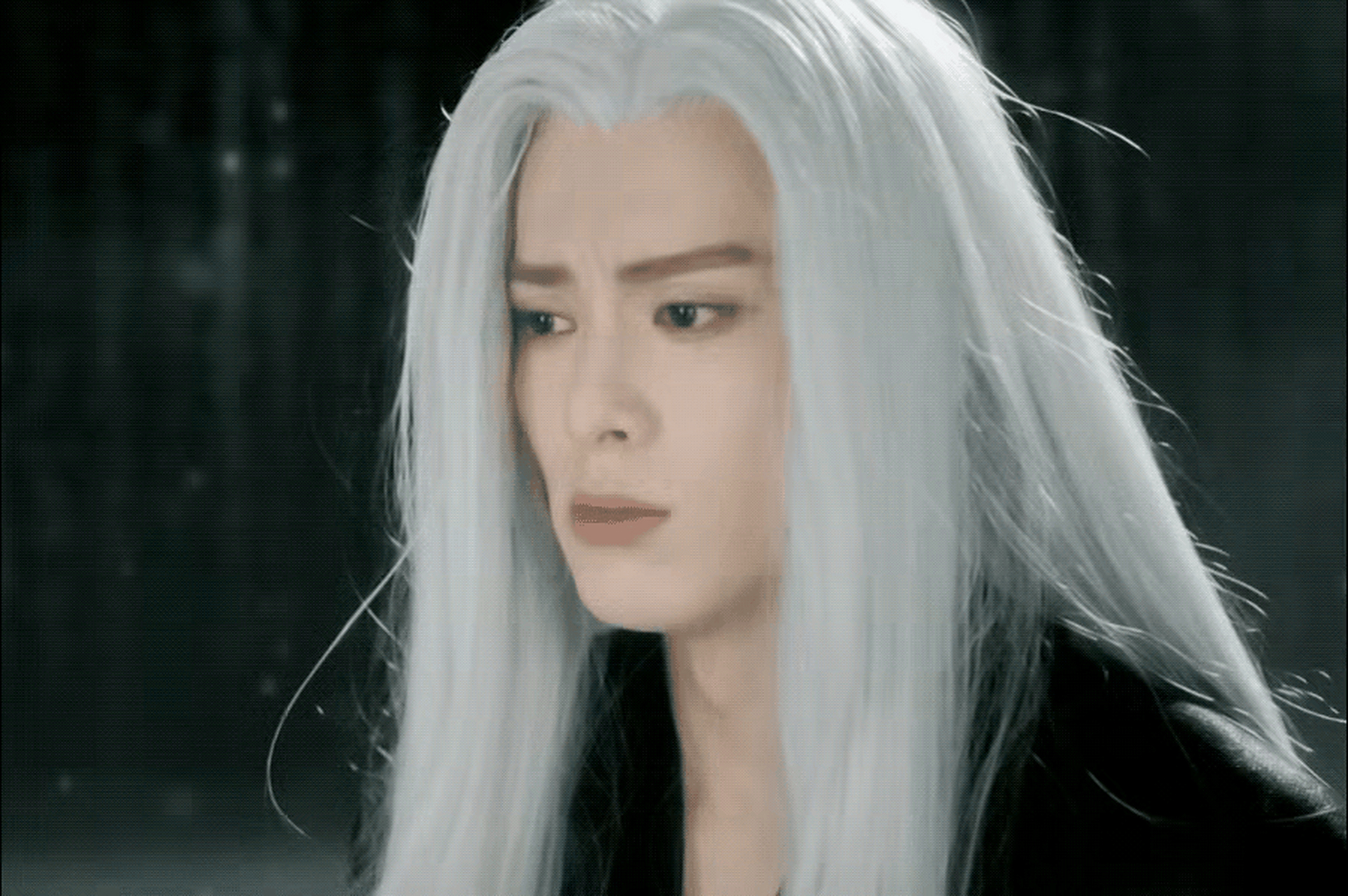 王鹤棣的白发造型是出来吓人的吧?白发干枯分叉毛毛糙糙的很显脸长