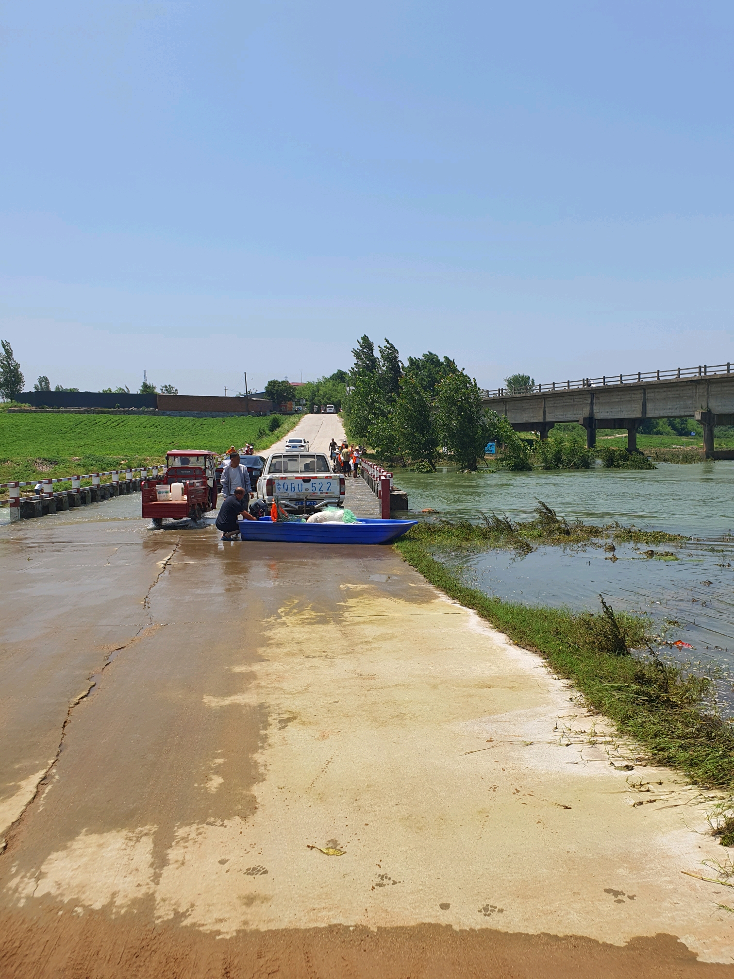 板桥水库泄洪一周结束,漫水桥清理通车,已经有人准备捕鱼了