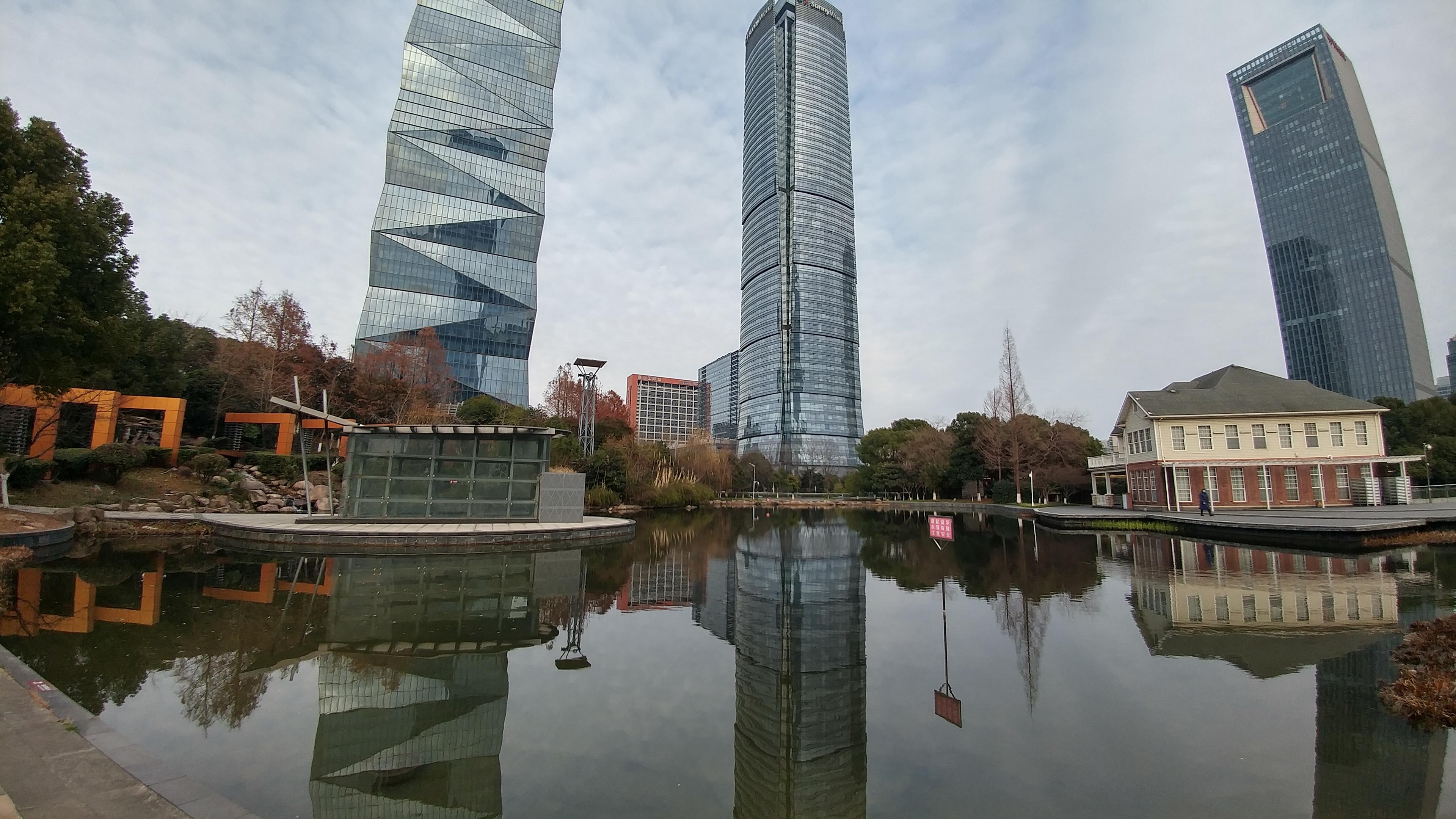 南京河西中央公园的独特景观:举目见高楼