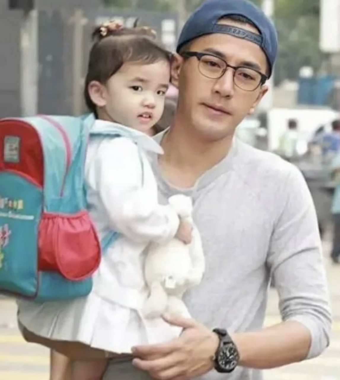 转眼之间,小糯米都长这么大了 仔细看照片,和杨幂还是挺像的,特别是图