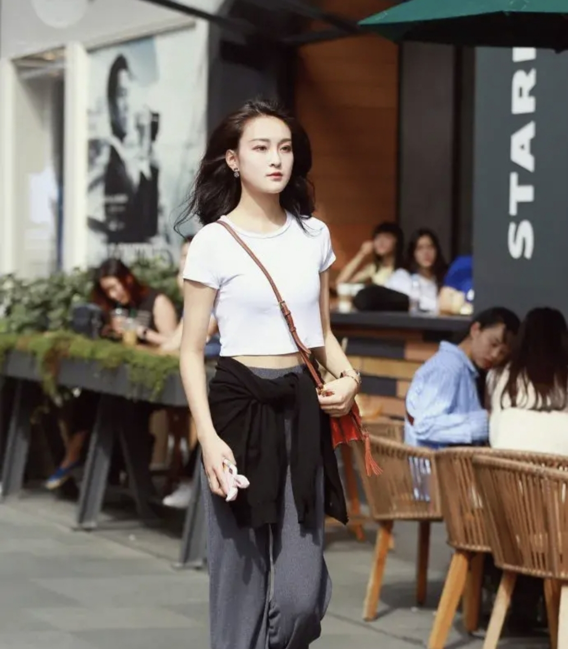 成都春熙路街头抓拍:美女真会穿,简单的体恤搭配阔腿裤,潇洒倜傥,气质