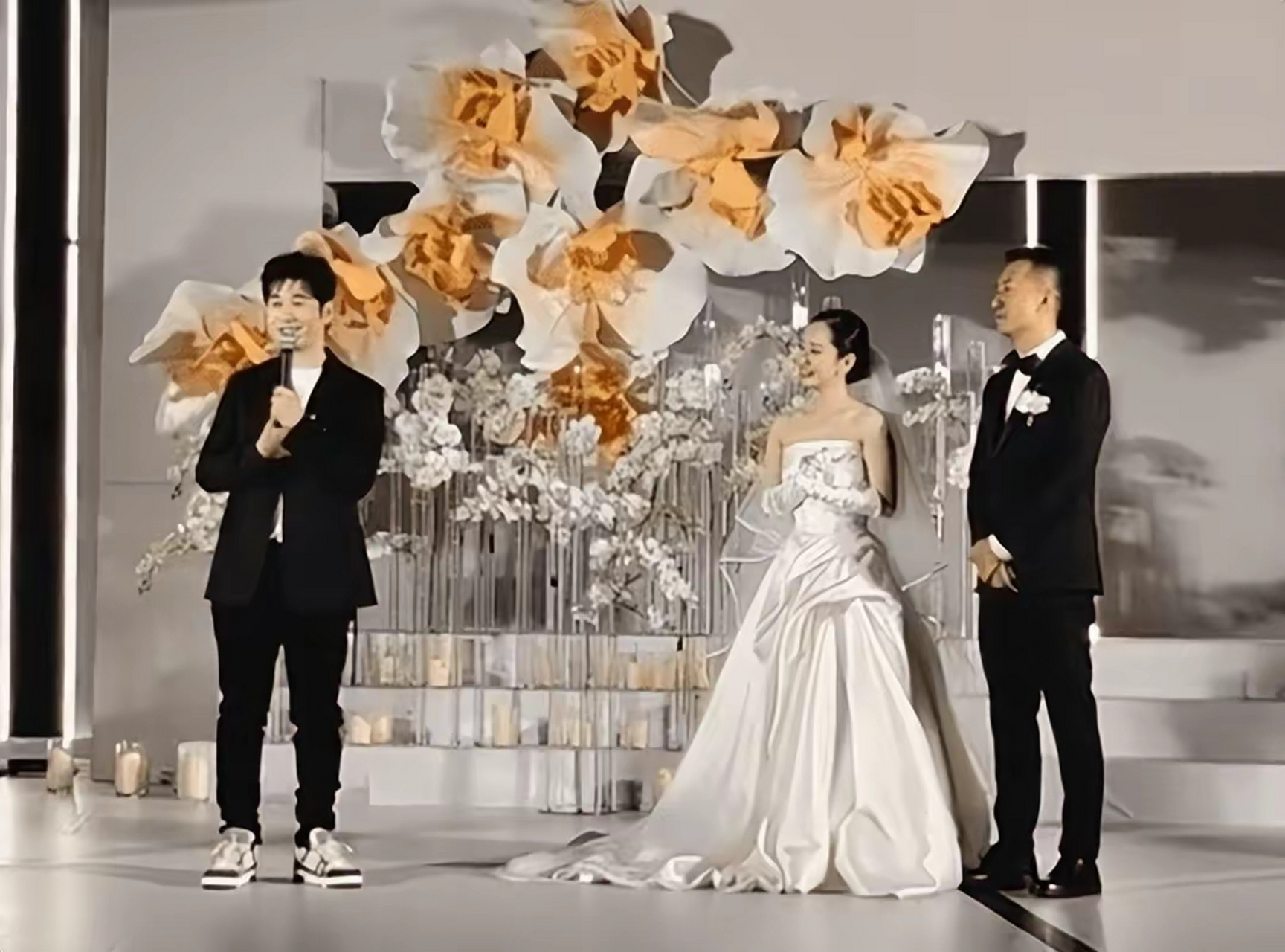 在社交平台晒出中式和西式两套婚纱照,并配文"大喜之日",官宣即将结婚