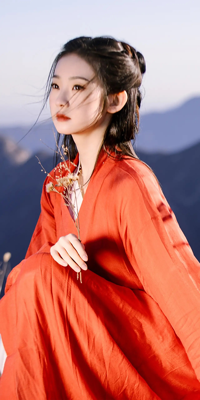 动态创作月# 张艺凡红衣古风造型清冷飘逸,伫立在山野之间,尽显古典