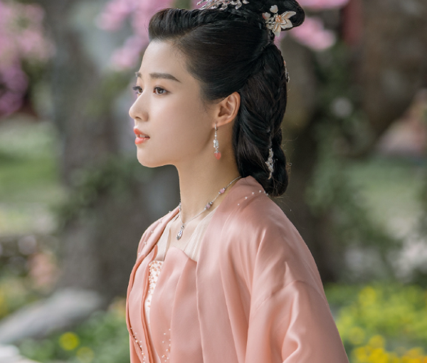 《玉骨遥》又见卢昱晓,虽然只是配角,但真的很清纯很有灵气