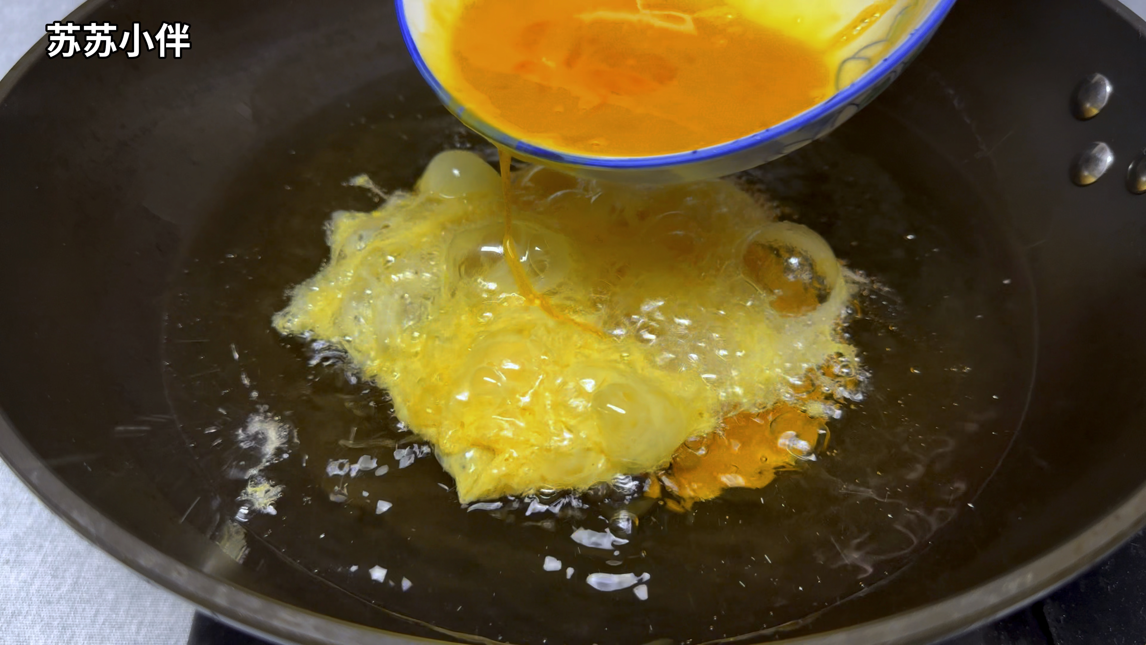 鸡蛋不要炒着吃了,教你一个鲜吃法,出锅外皮酥脆,全家人都爱吃