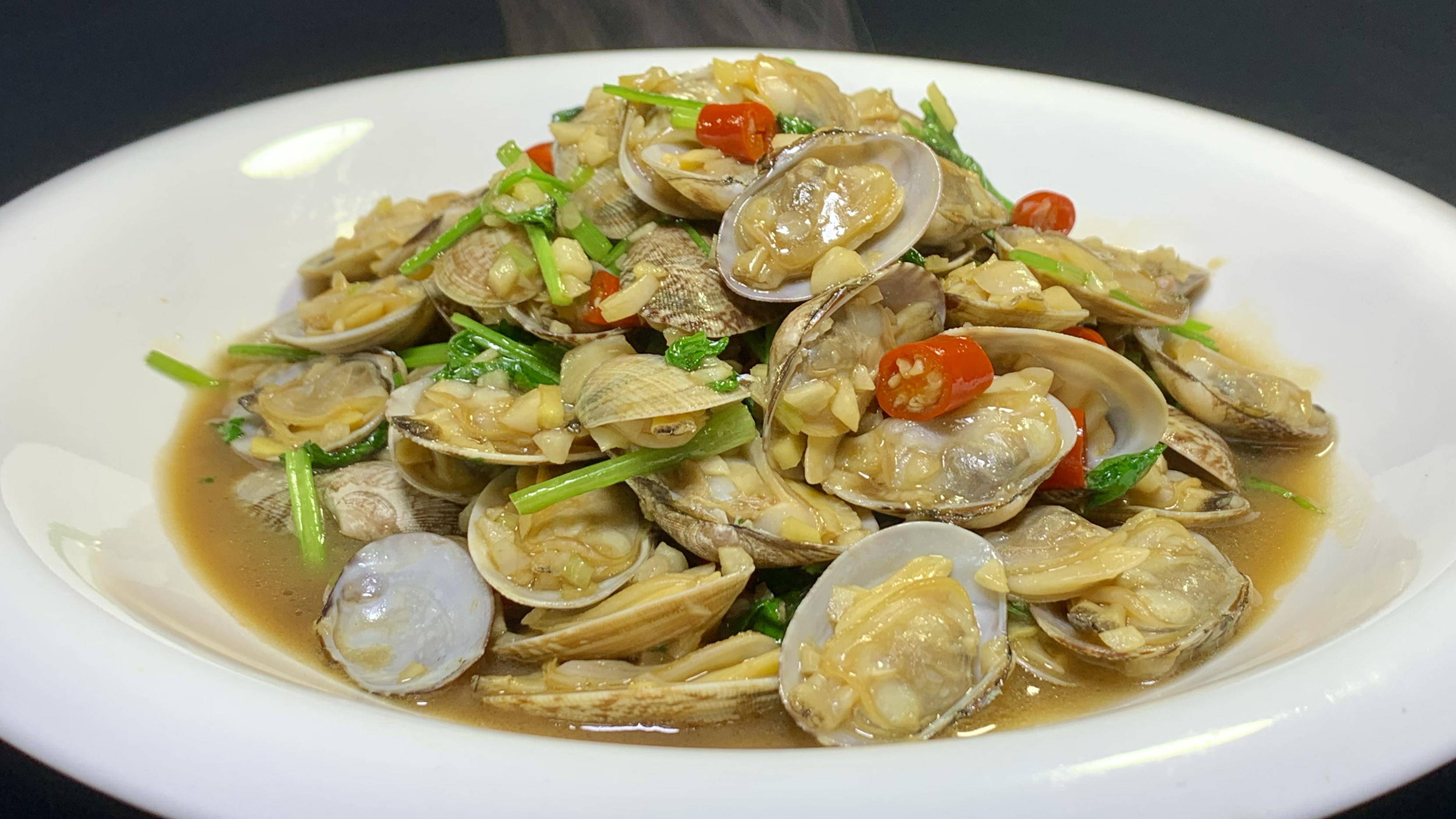 花甲想要好吃，切记焯水或直接下锅炒，教你老渔民的做法，真鲜美