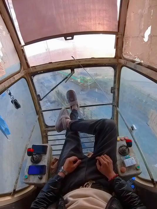 塔吊司机第一视角,美好的一天结束了,下班不积极脑壳有问题!