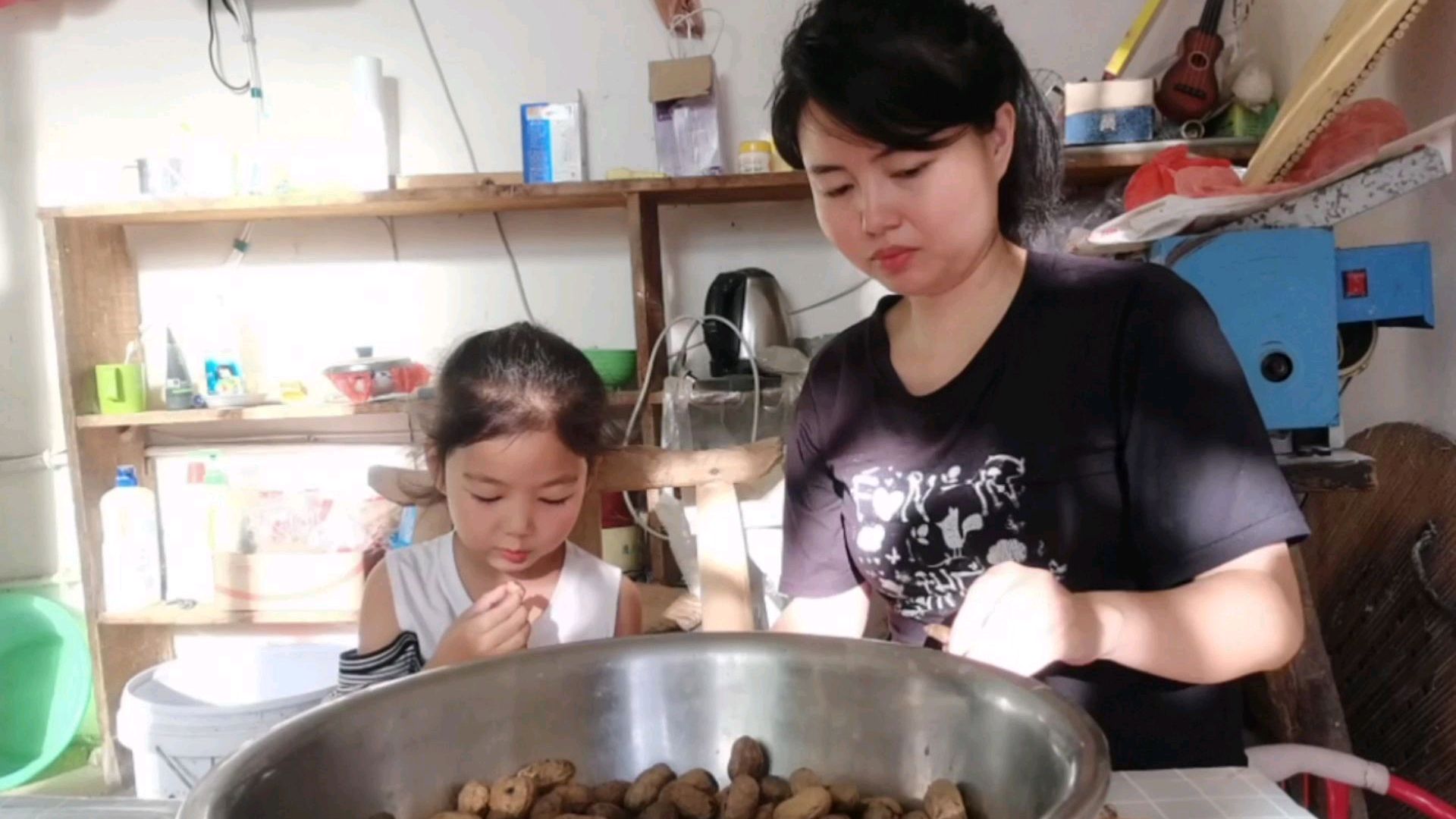 河南人喜欢吃的水煮花生,姑娘煮了一大盆,一家人吃的好开心