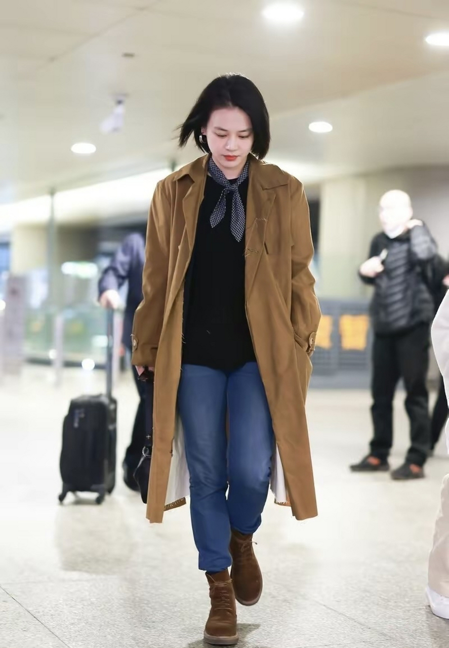 马思纯现身上海机场,状态回春,颜值在线.