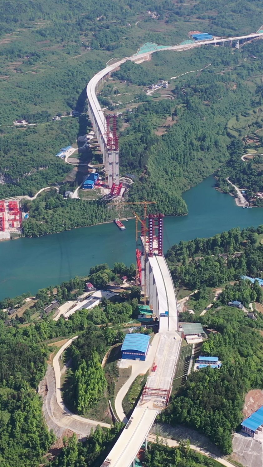 贵州德余高速基建逢山挖洞遇沟架桥横跨乌江之上的大桥长达数公里的