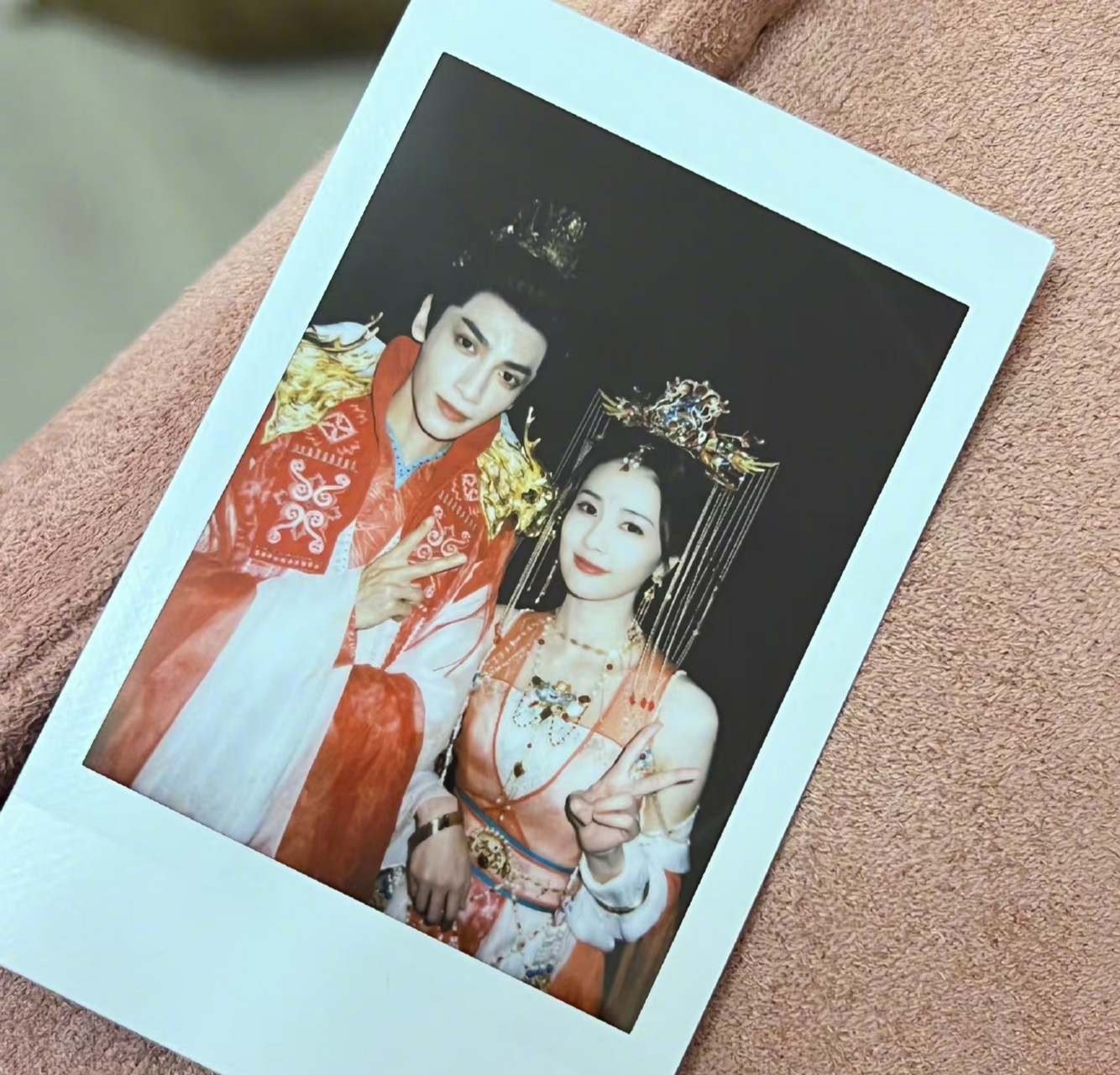 看罗云熙#罗云熙# 这张照片的这个婚服怎么这么花哨[喵喵][喵喵]肩上