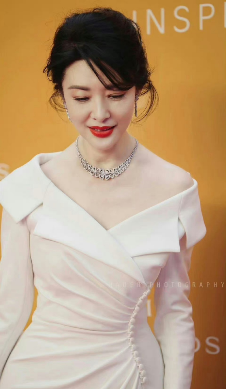 央视主持人周涛亮相宝格丽活动红毯,身穿白色长裙,知性优雅,端庄大气.