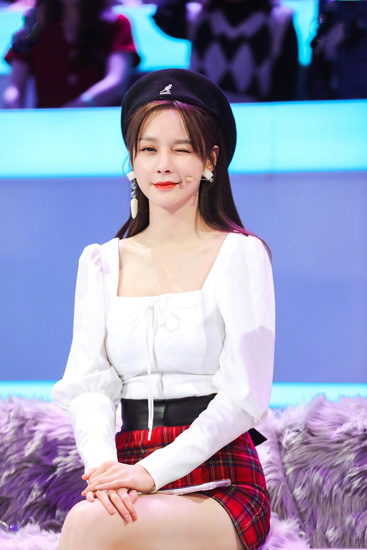 沈梦辰30岁生日晒舞台照,短吊带配超短裙,身材火辣超撩人