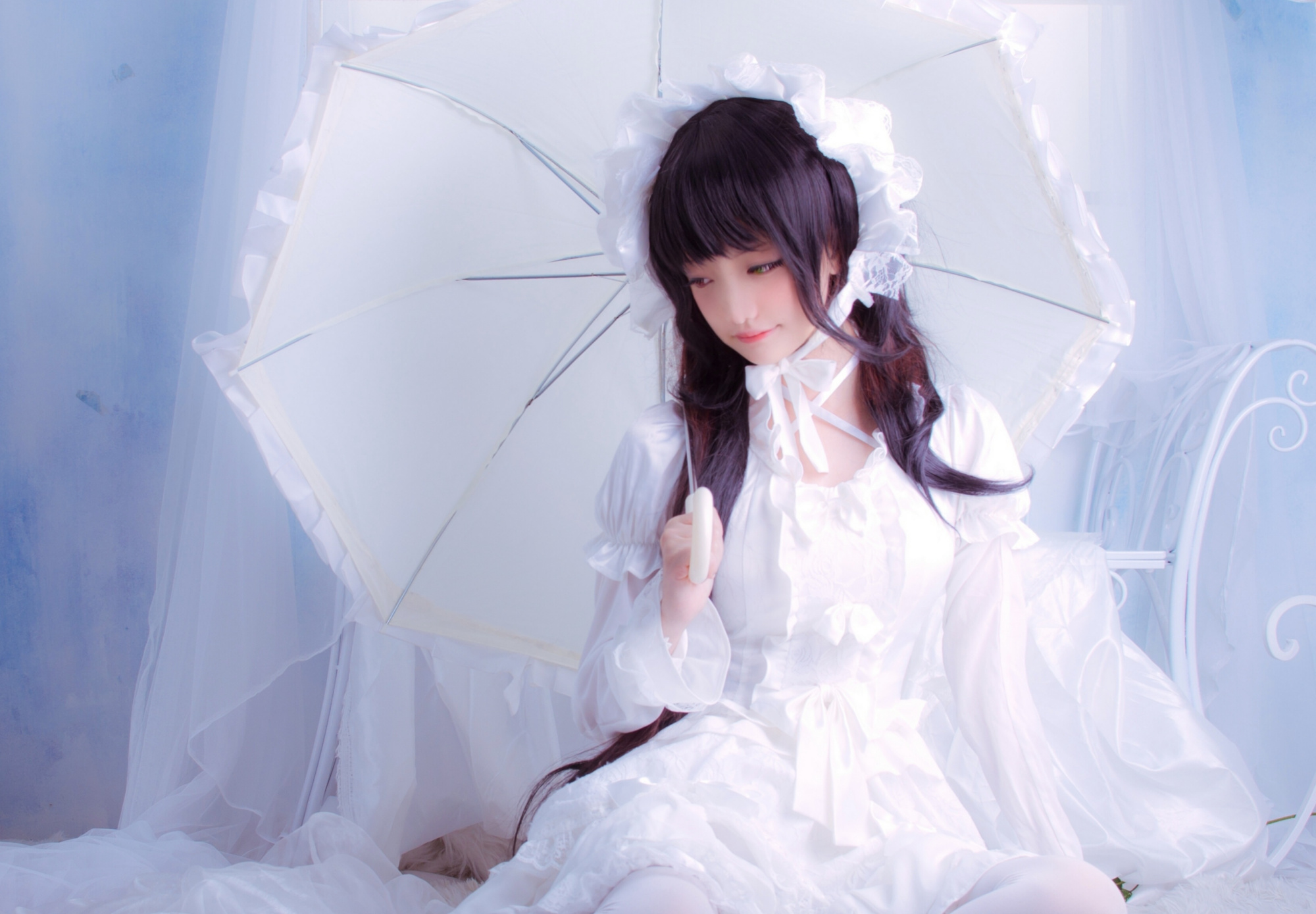 cosplay:一身纯白洛丽塔的时崎狂三与未成年的coser,有种纯纯的美