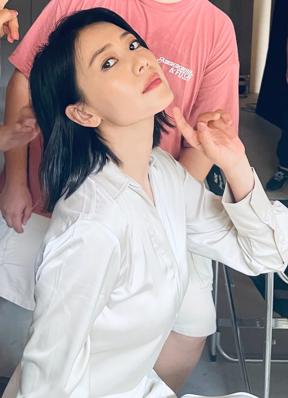 组图：高圆圆工作室晒工作生图白衣淡妆侧颜精致状态好