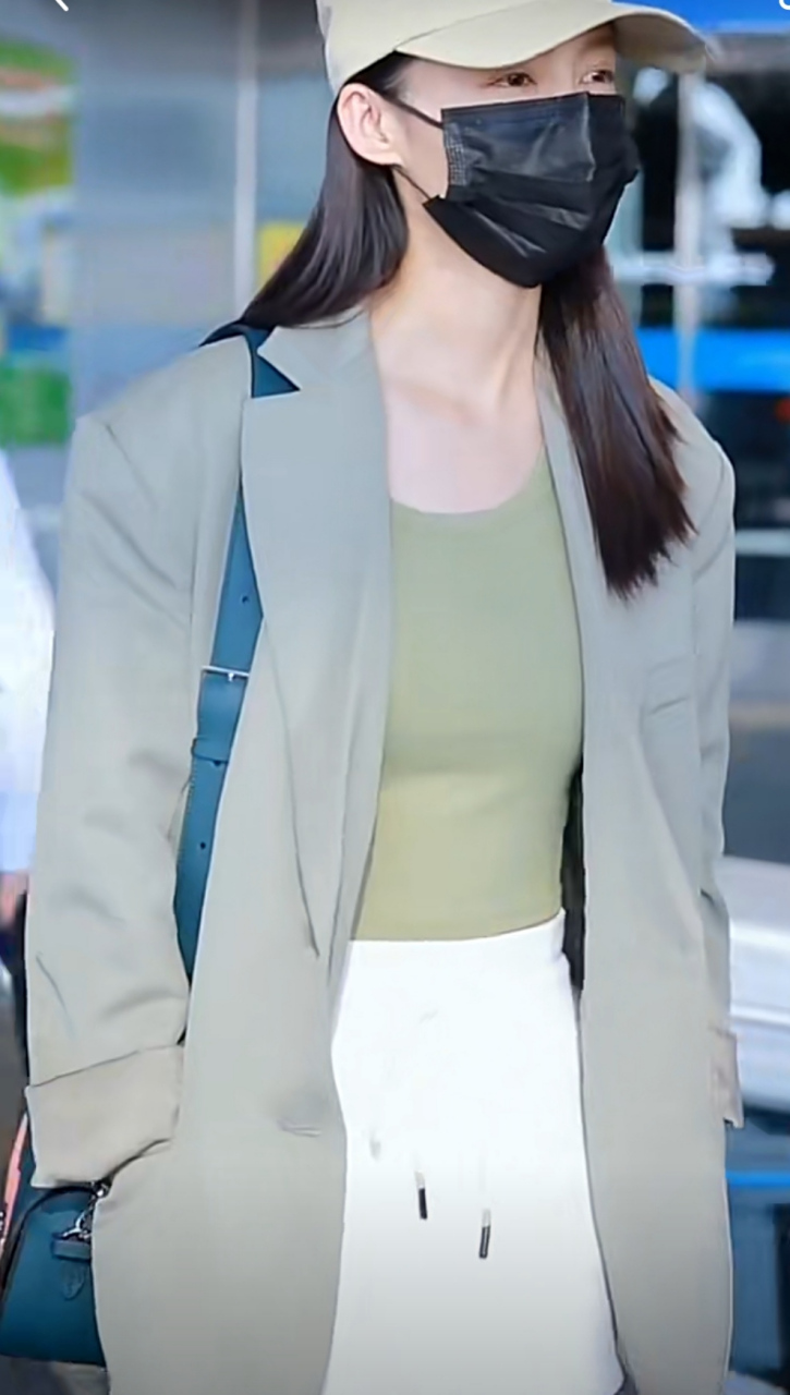 李沁和助理现身,出门带了两个大行李箱,她外套四千多,还背着一个4万多