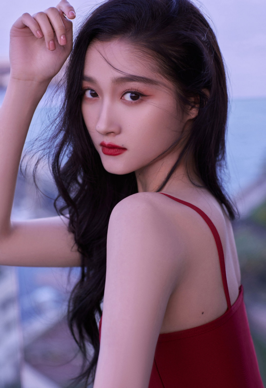 关晓彤# 一袭红色吊带裹身裙,清纯妩媚的容颜,精致优雅的天鹅颈,清瘦