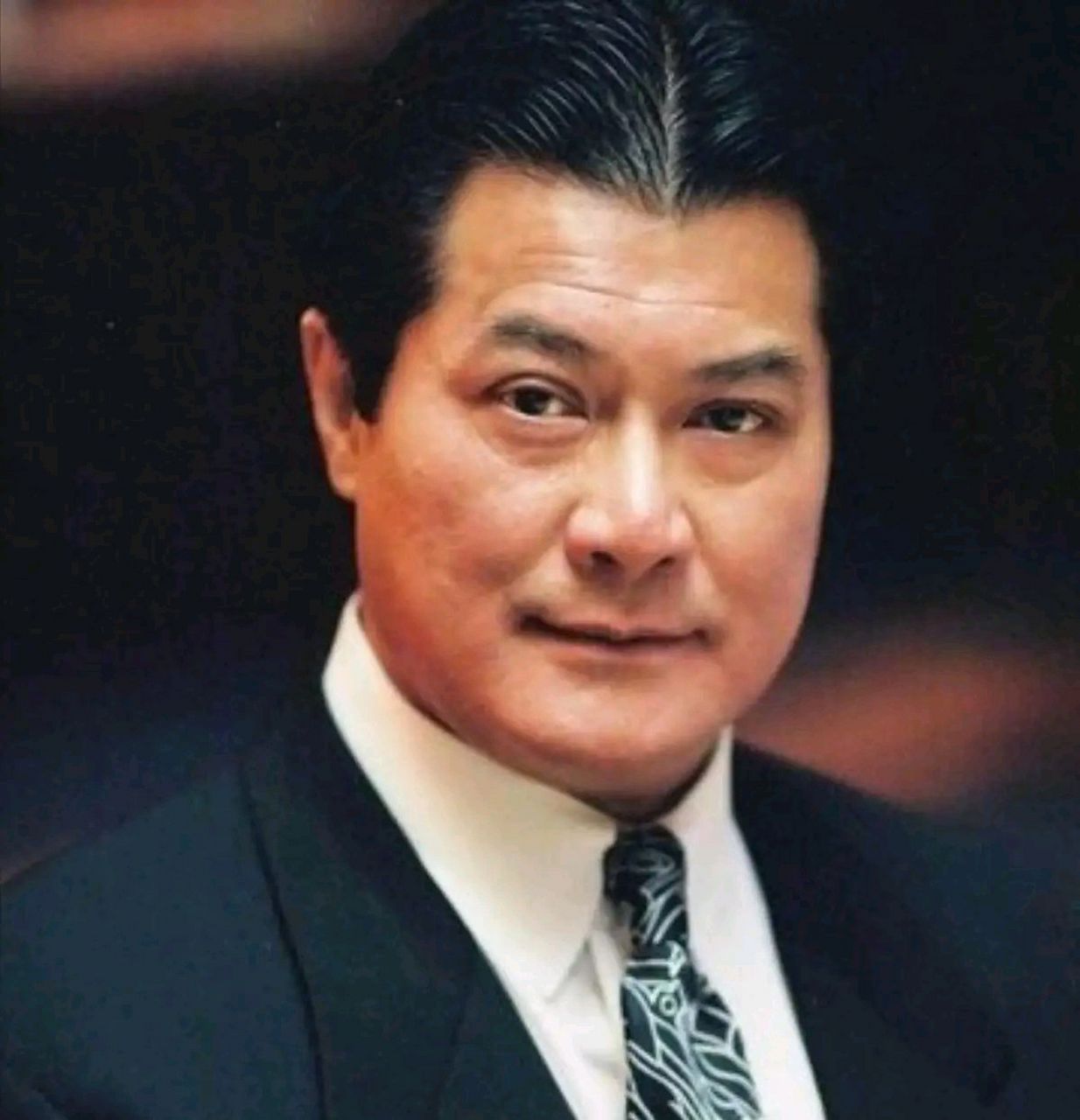 1986年,邓光荣打电话跟向华强说,借周润发50天时间拍电影.