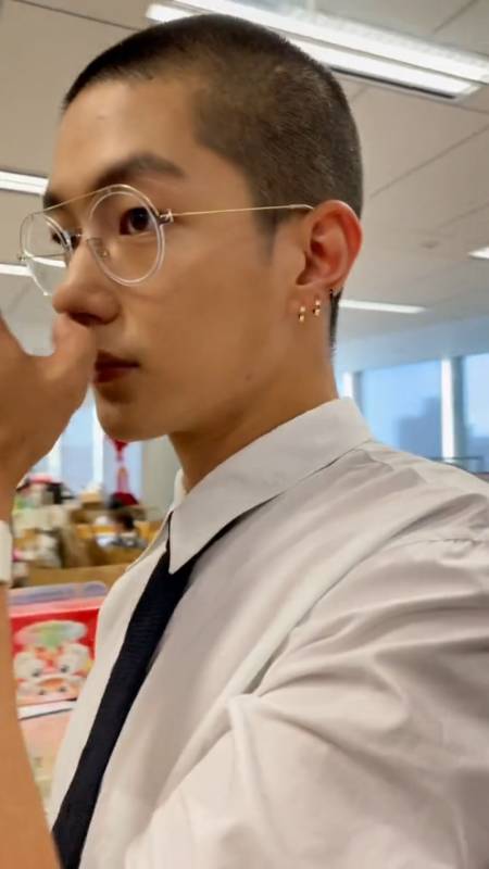 屈楚萧白衬衫搭配眼镜好斯文他的鼻子好大啊