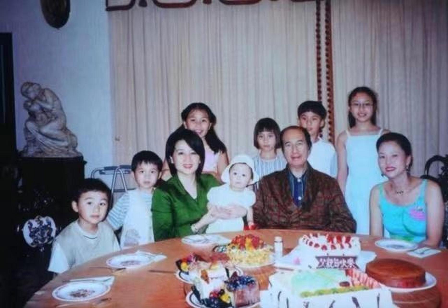 赌王与三太陈婉珍四太梁安琪的全家福,个人认为这张照片里四太赢了 你