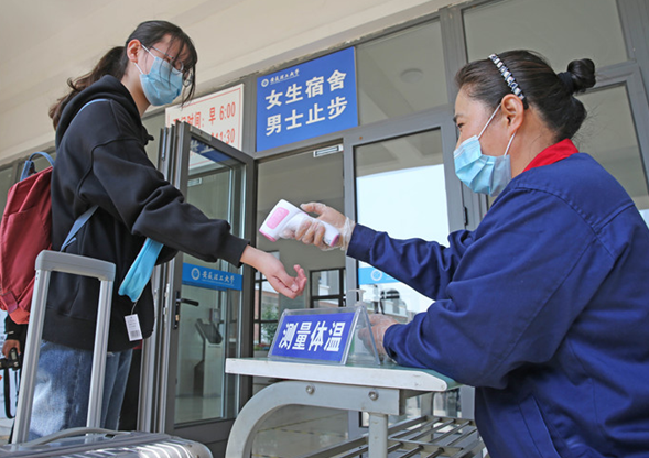 河南一大學生點外賣買酒,致使新一輪疫情傳播,大學生:真的栓q