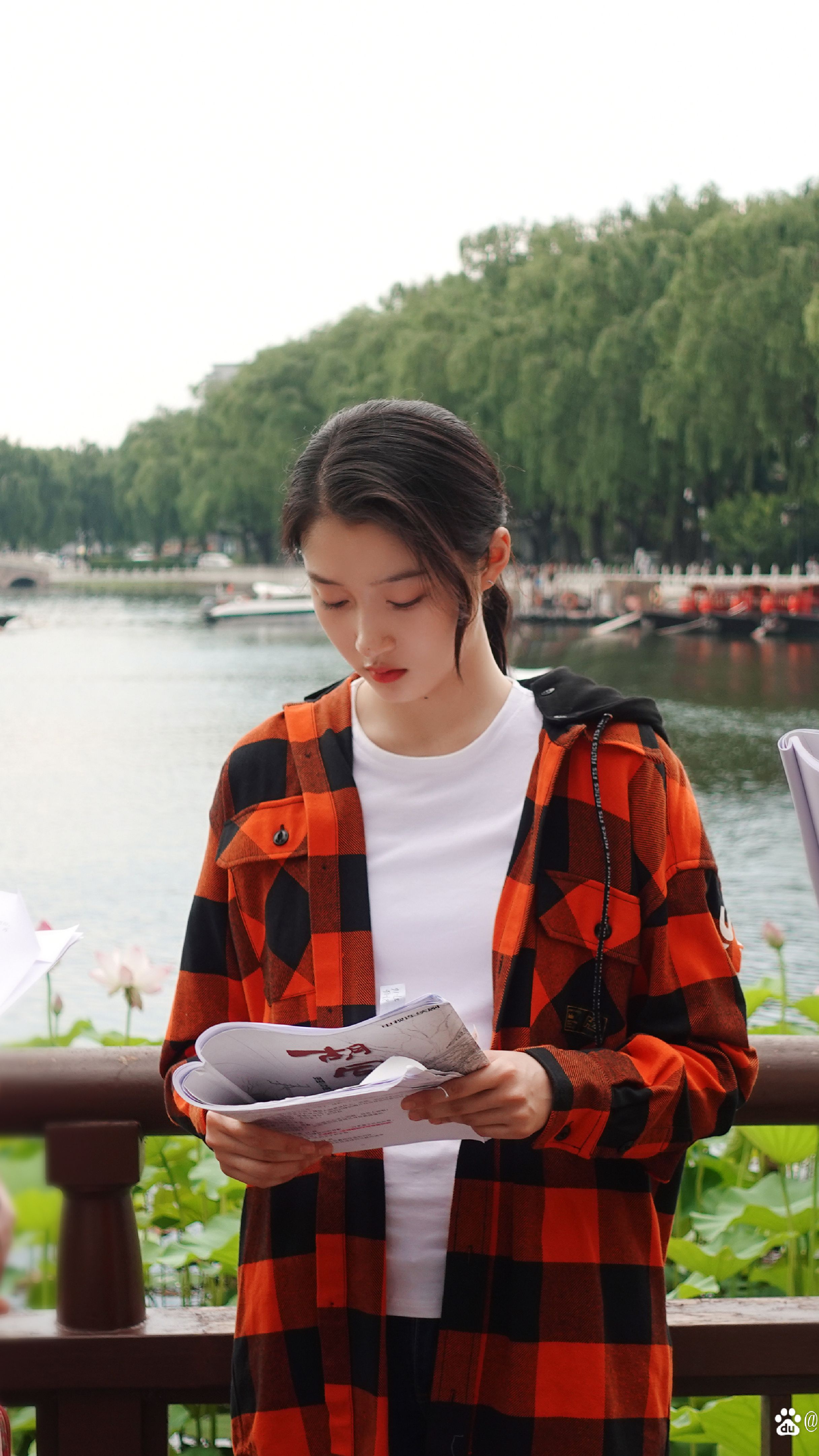 关晓彤国庆假期什刹海胡同游vlog,暖壶装豆汁,太可爱了-度小视