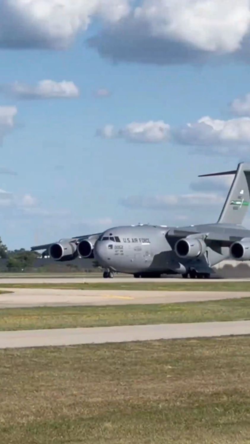 c17环球霸王运输机,一次口气能搭载800多人,还能反推倒车!