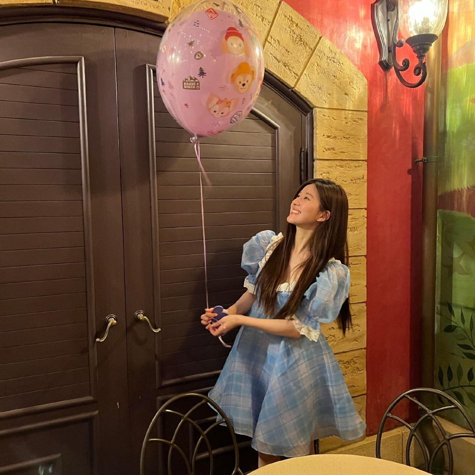 组图：赵露思穿公主裙游迪士尼手拿气球等烟花少女心十足