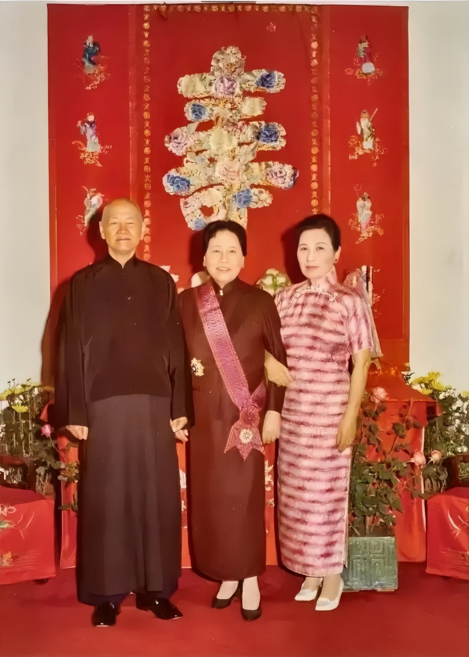 宋氏三姐妹老大宋霭龄80岁大寿,宋美龄和老蒋去祝寿时留下的一张合影.