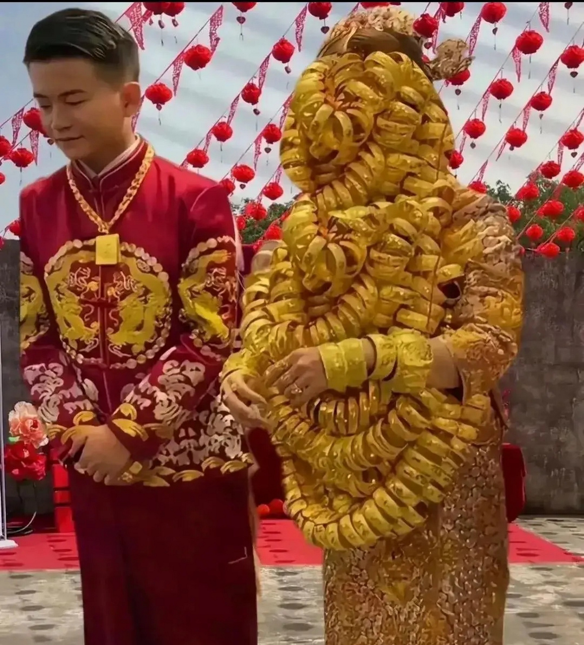 莆田农村的婚庆习俗,新娘佩戴的这些黄金有点分量,可见男方家的经济