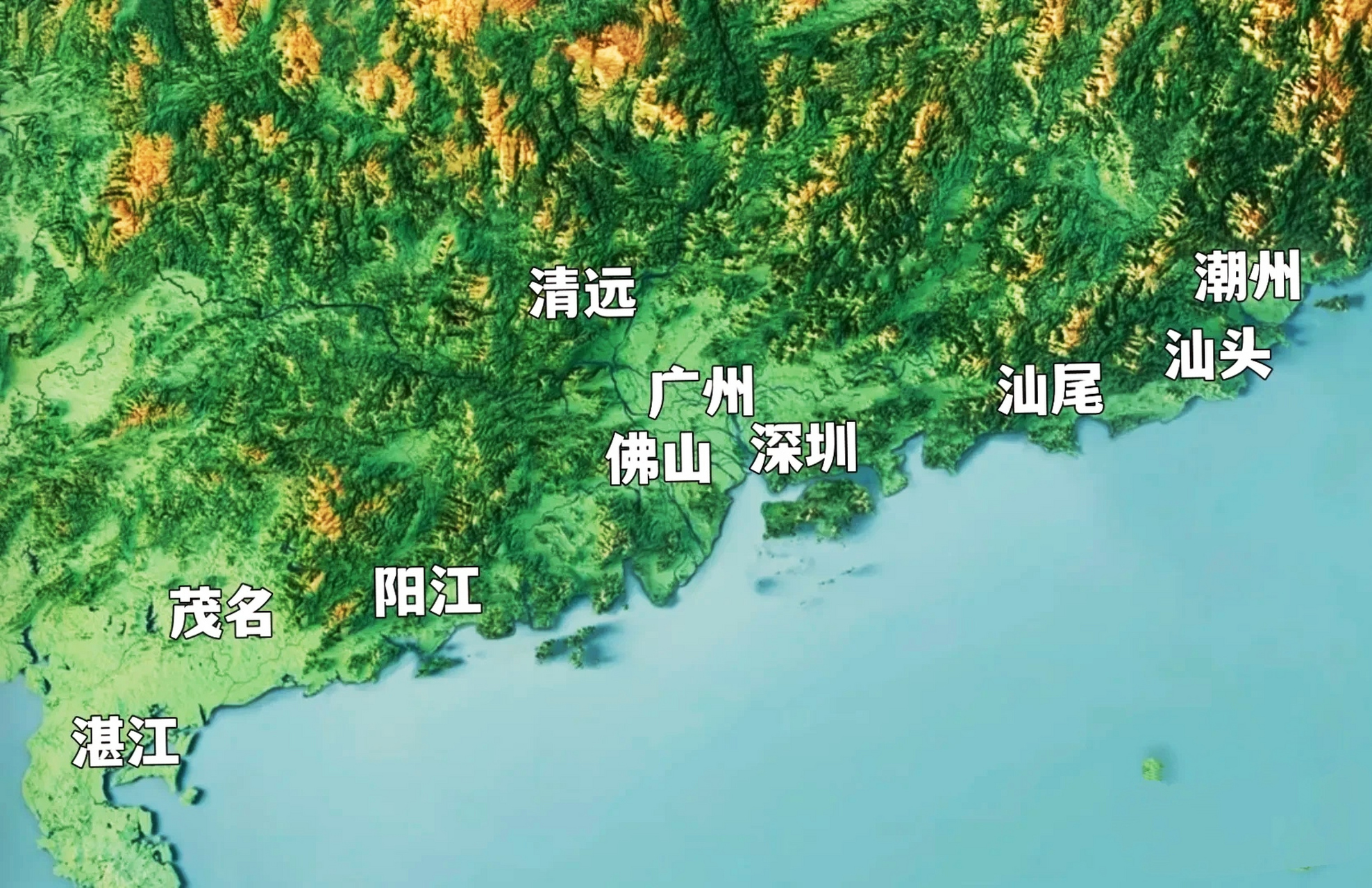 看了广东的地形图就明白为什么发展那么不均衡了,广东山地实在太多