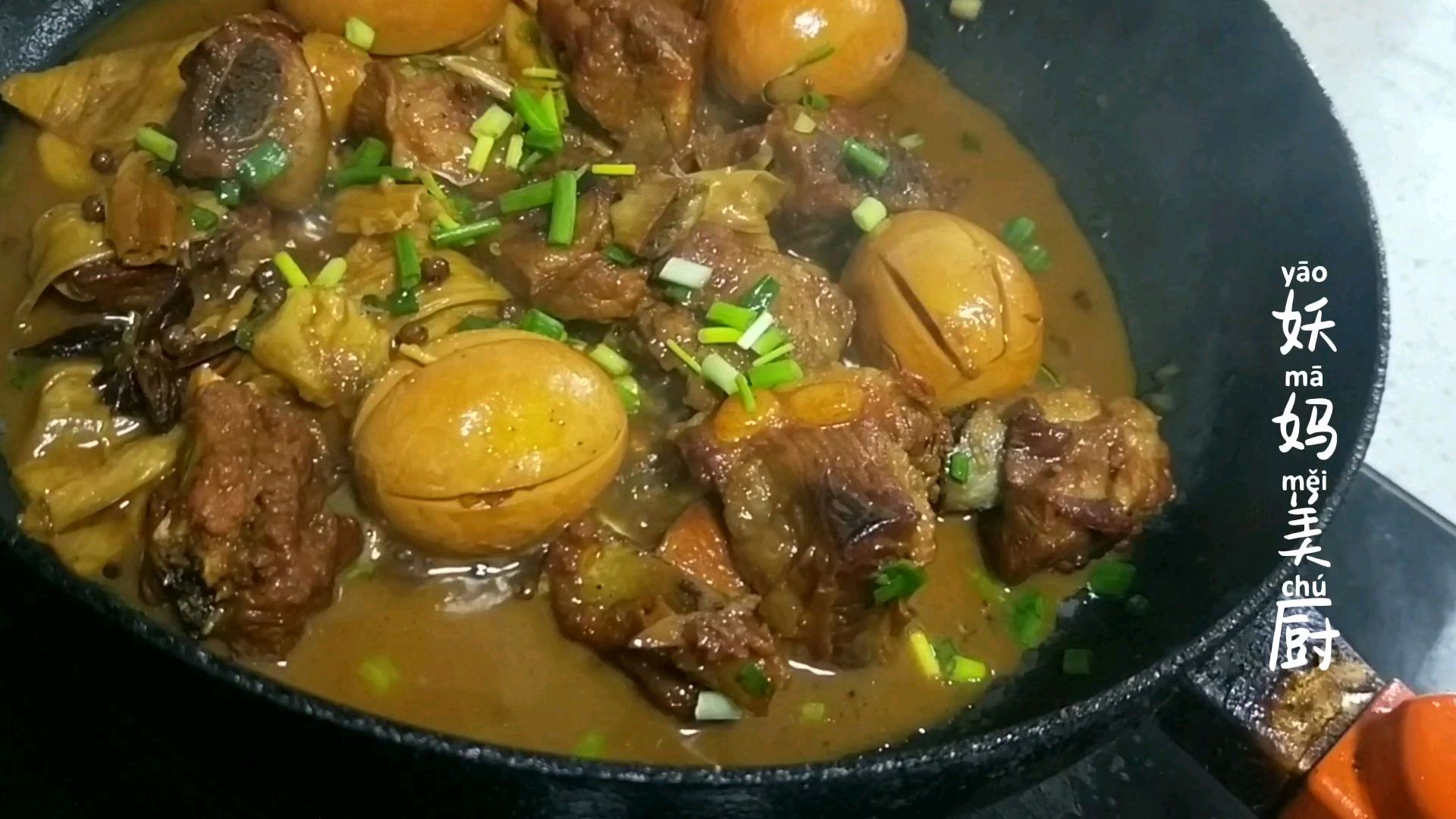 比红烧排骨更好吃的排骨炖鸡蛋,简单易做,好吃的流口水上桌抢光