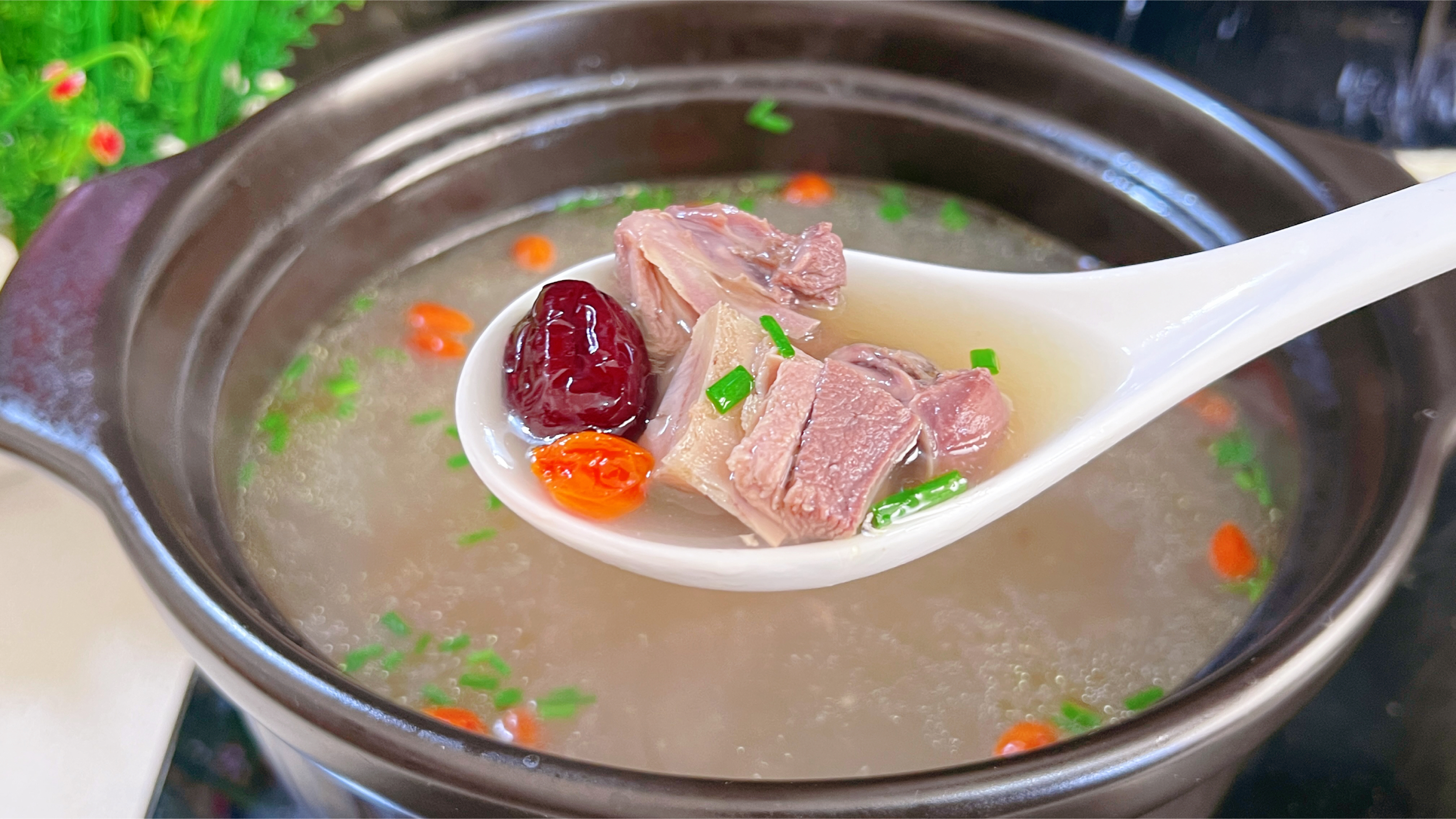 炖鸽子汤，切记不要直接炖，多加一步，汤鲜肉不腥不柴，营养保留