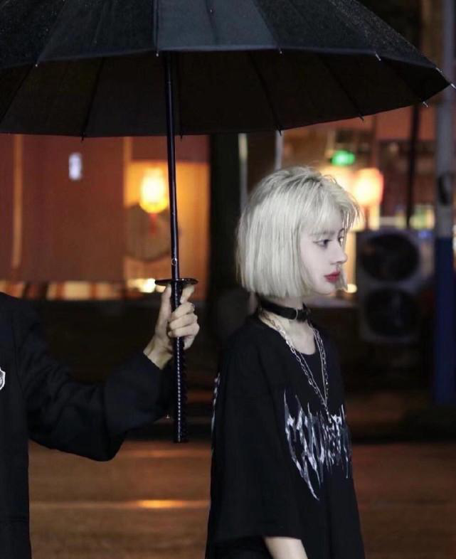 美女网红素颜照片被网友曝光,颜值让人大跌眼镜,大型翻车现场!