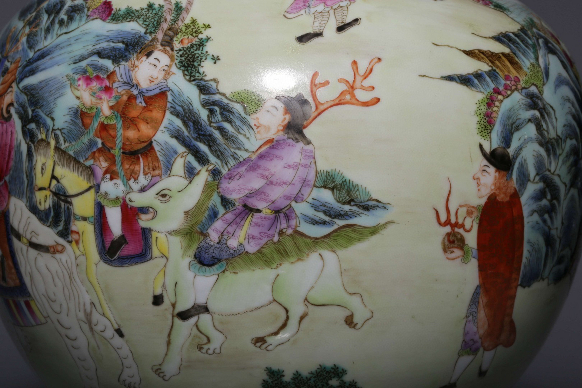 清代 "大清乾隆年制"粉彩八蛮进宝图双耳尊 高34厘米,直径21厘米,重