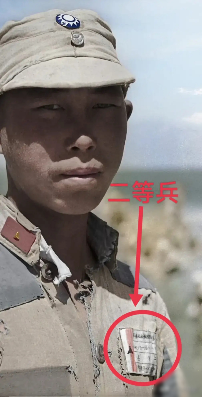 图一是1937年出川抗日前的川军,脸庞稚嫩,左胸前的姓名部别牌显示他是