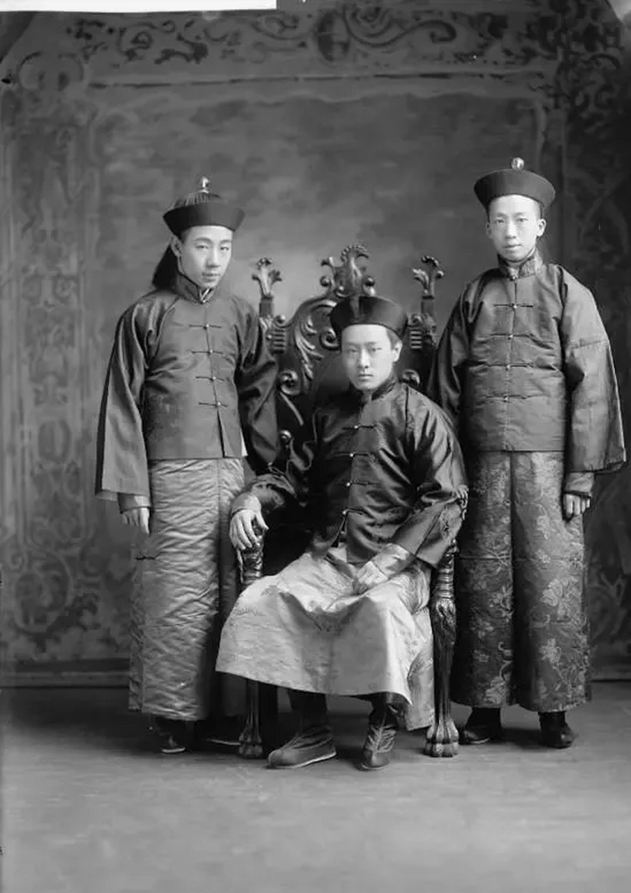 照片中间的是清朝镇国将军爱新觉罗·载扶.