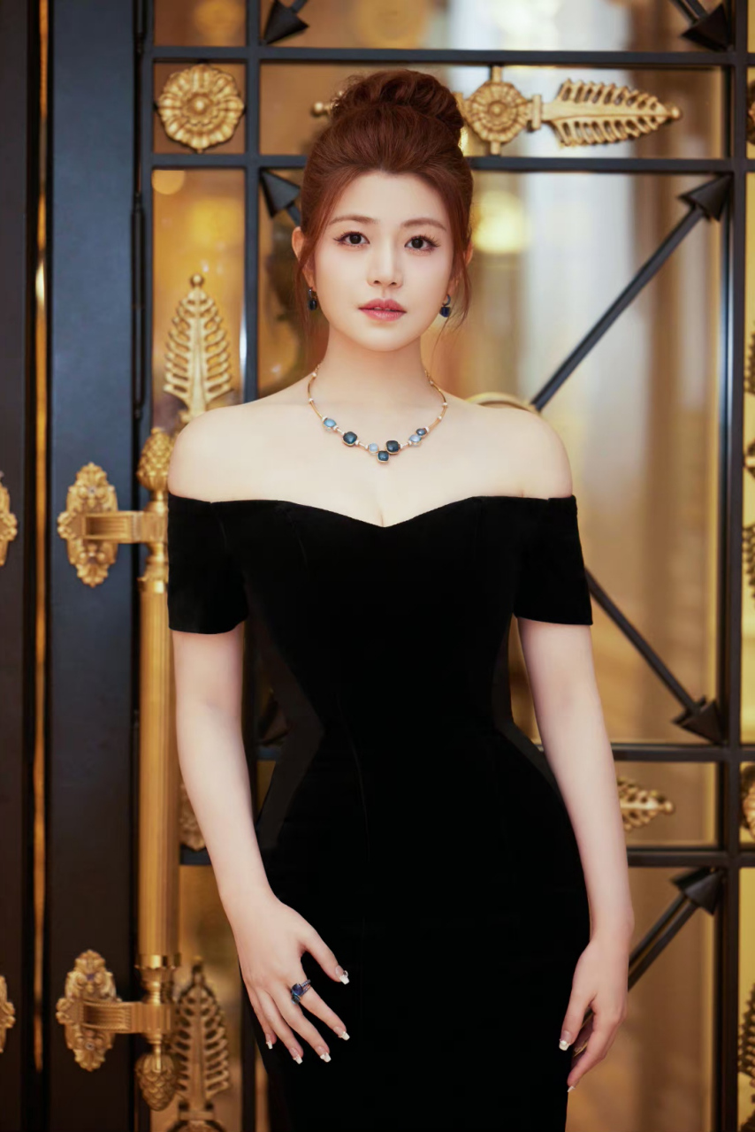 陈妍希# 一袭黑色抹胸吊带裙,肤白貌美的容颜,窈窕曼妙的身材,丰满傲