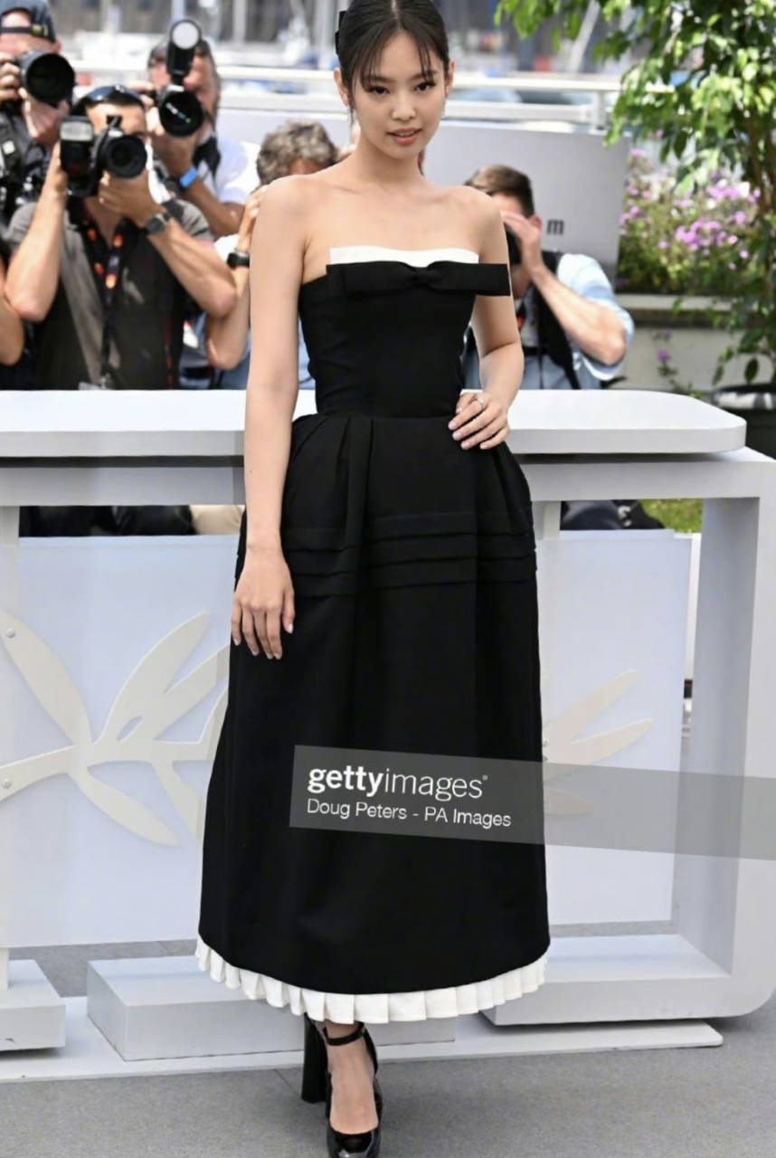 jennie戛纳红毯第二套造型,这次能打多少分?