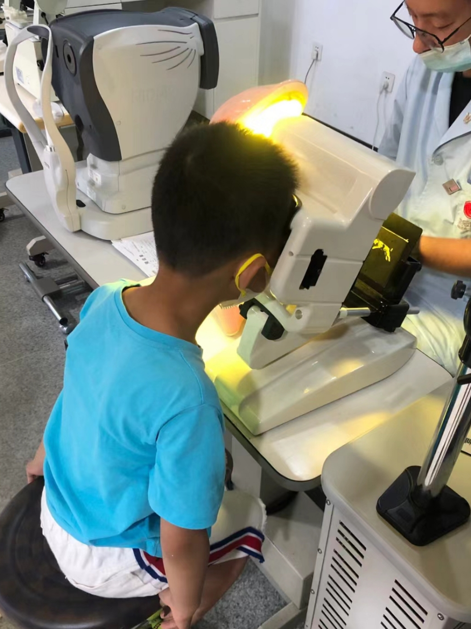 带娃娃折腾了一天 这次检查显示双眼视力1.