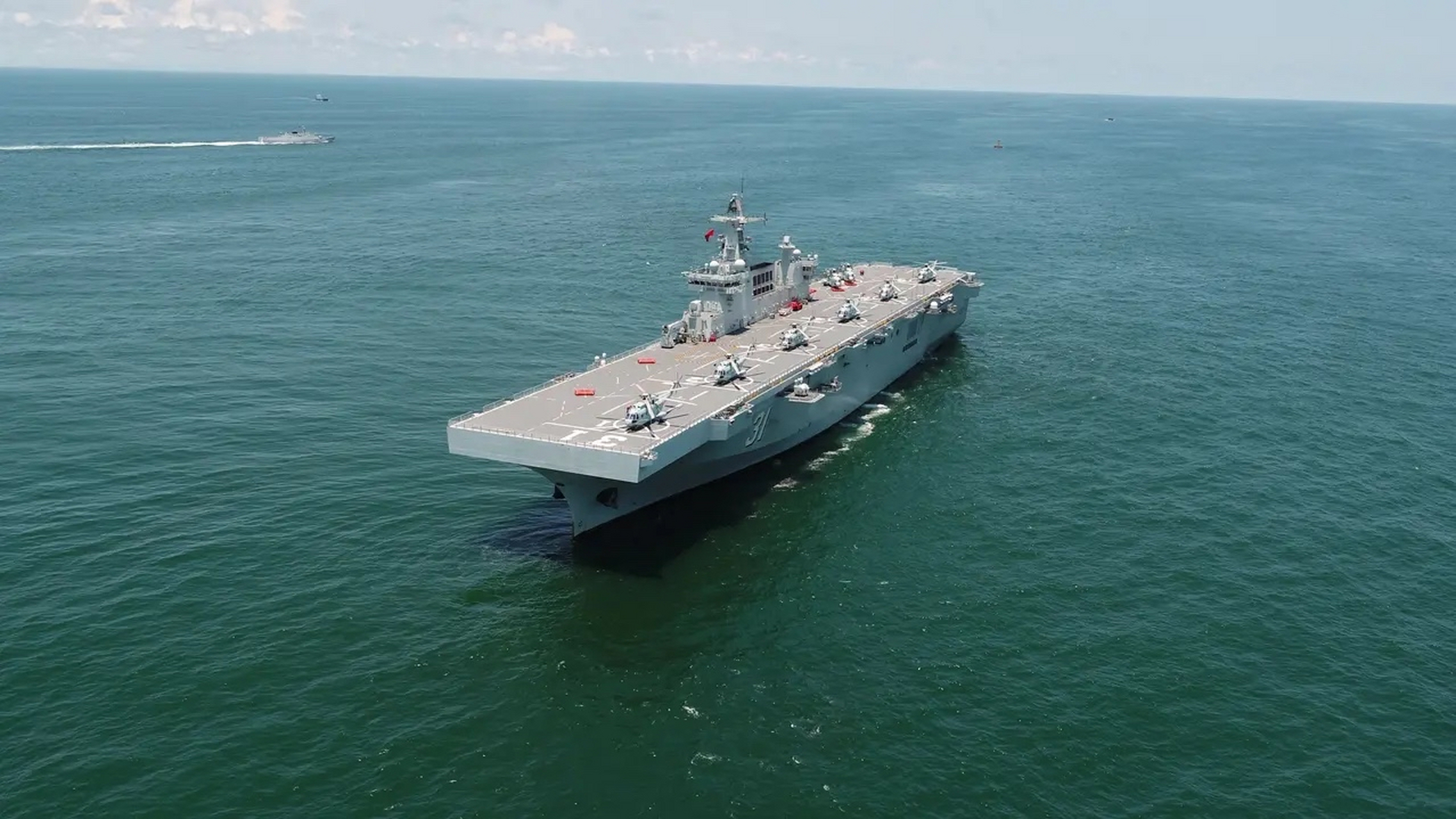 海南舰,是人民海军的首艘两栖攻击舰,也是我国自主设计的075型两栖