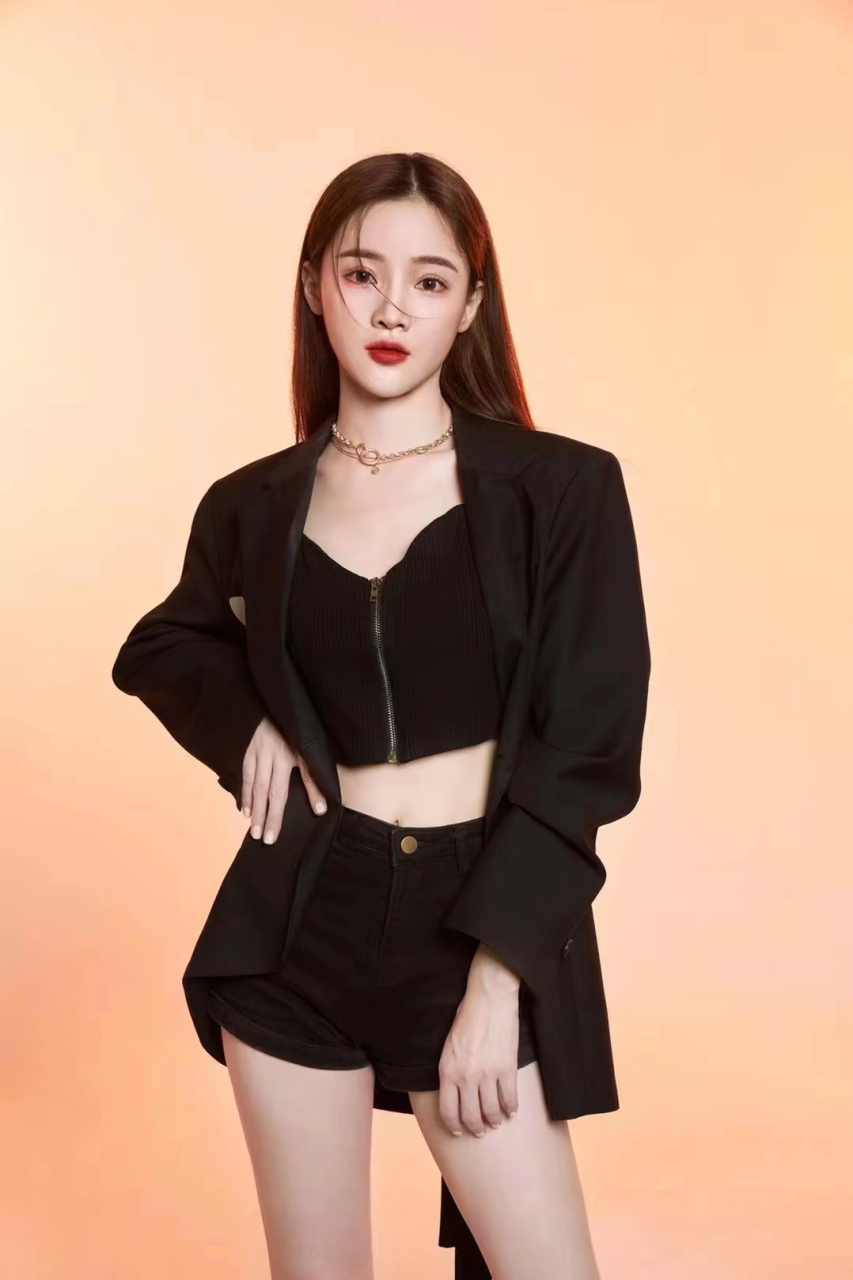 戴羽彤·长腿女神——— 全网粉丝:2300w 代表作:《来迟》