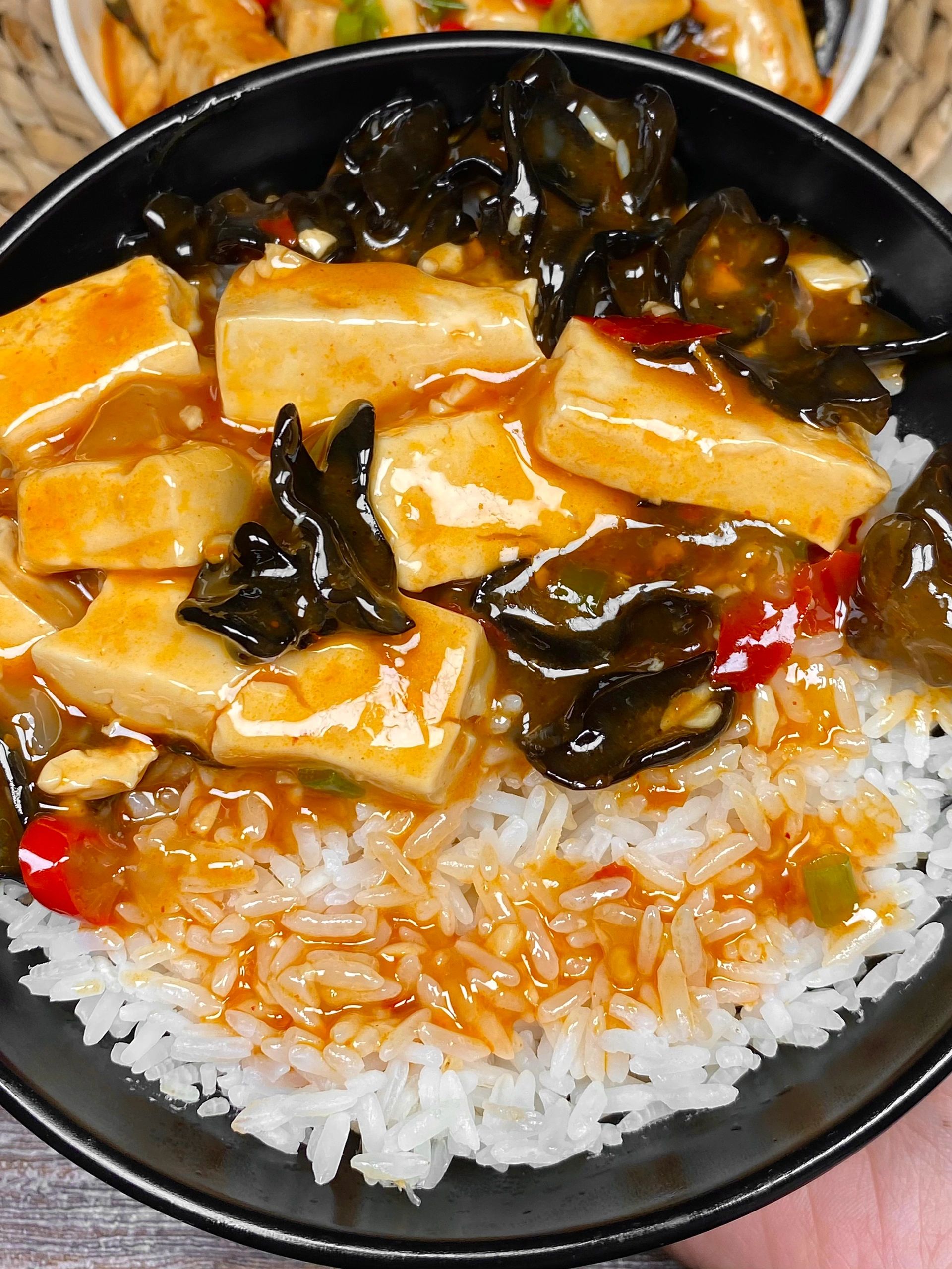 食材:豆腐,木耳,葱,小米辣 做法在上图啦～ 木耳炖豆腐高清图片