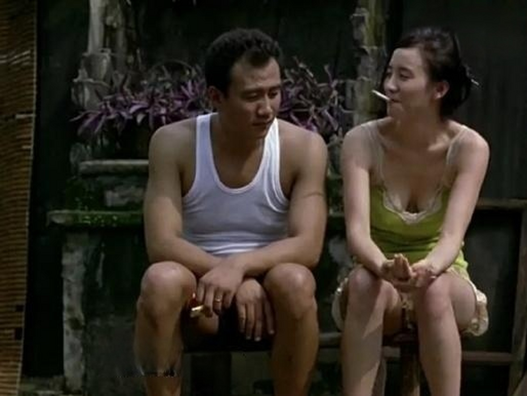 小宋佳在"好奇害死猫"里的剧照,抽烟洗头,有点撩拨人心.